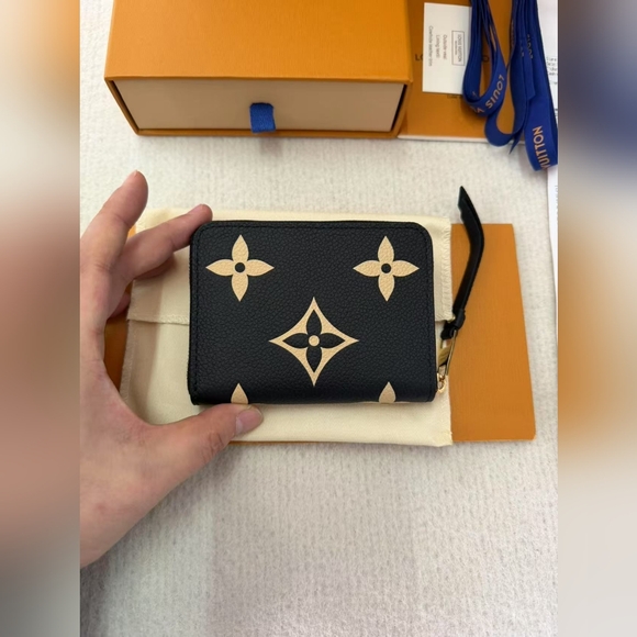 Louis Vuitton Zippy Coin Purse - Picture 3 of 16